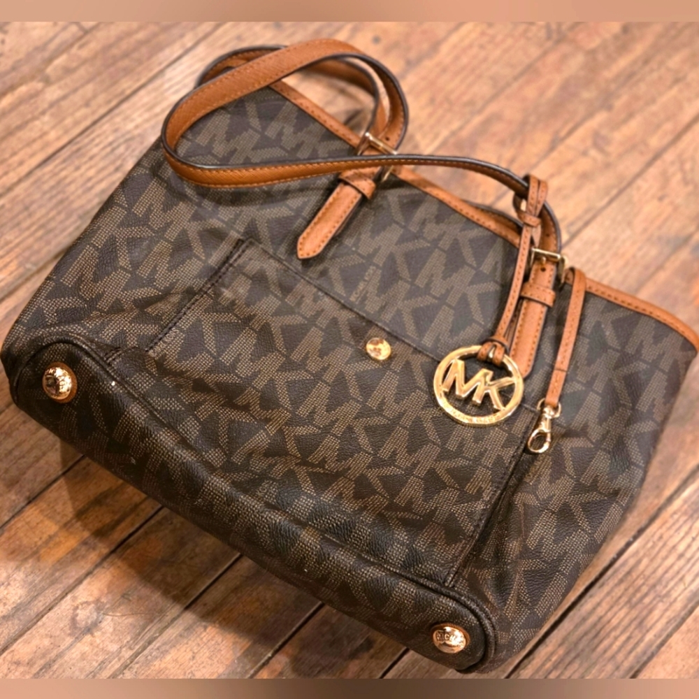 Michael Kors Signature Leather Jet Set Snap Pocket Medium Zip Tote Bag